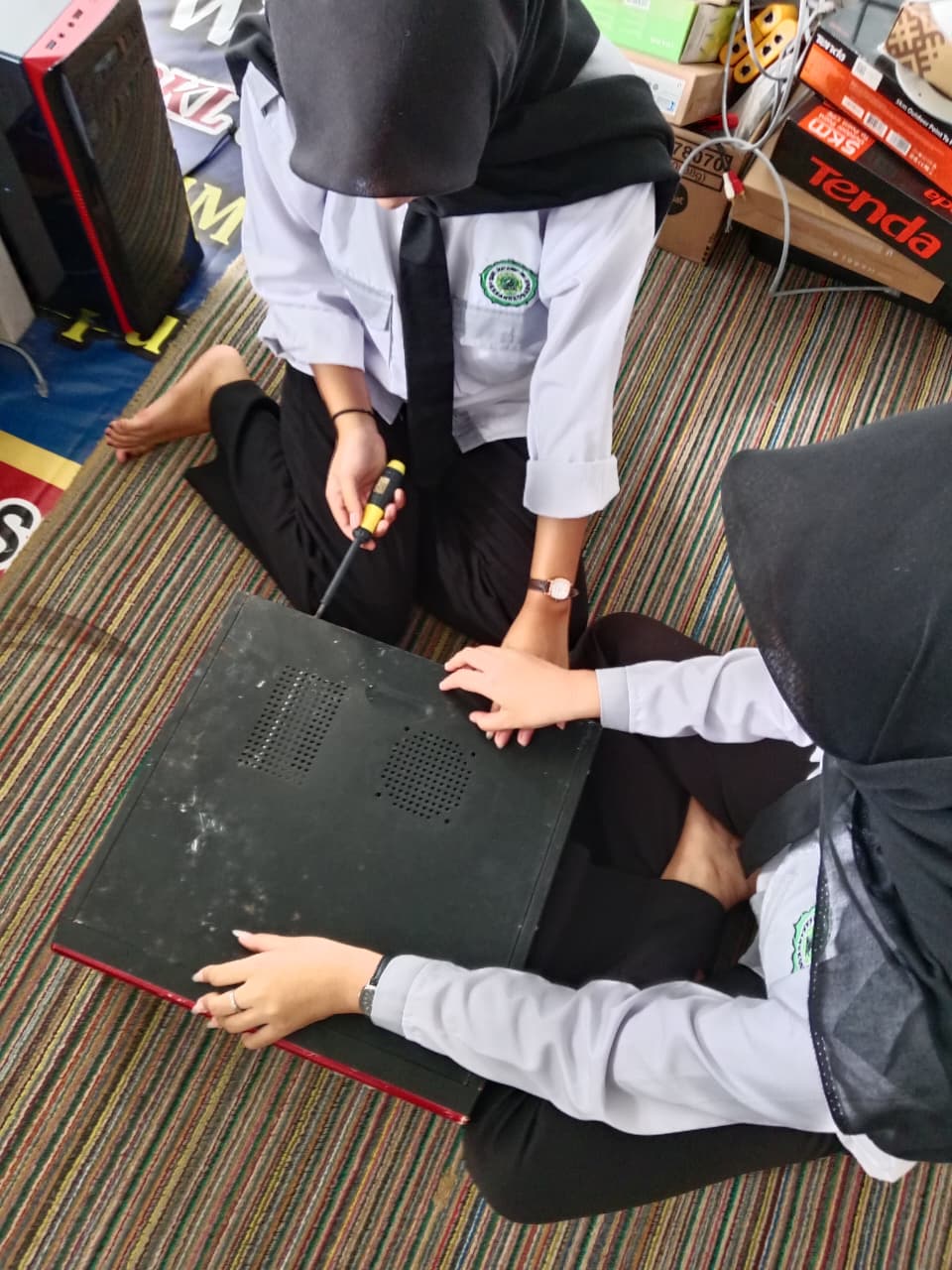 minggu 1: SMK Ma’arif NU 01 Karangkobar praktik kerja lapangan: Belajar Langsung Pengenalan Hardware dan Perakitan PC